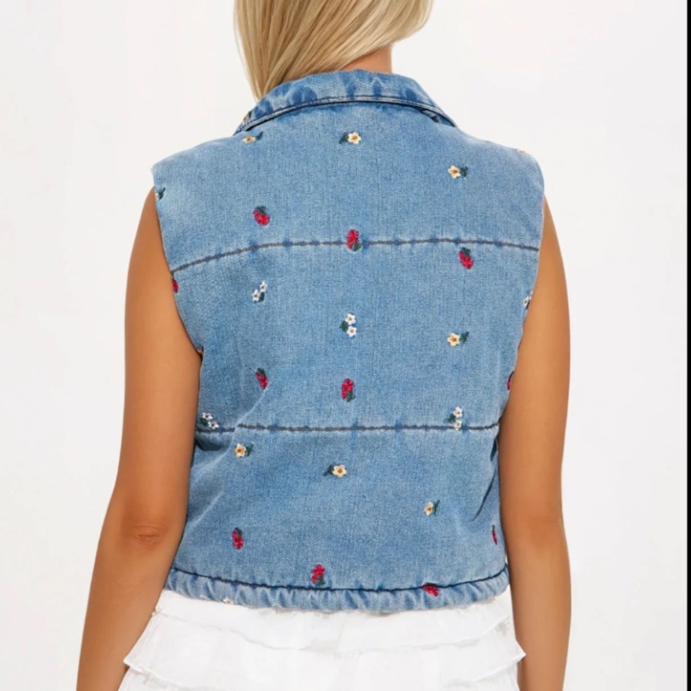 Fashion Nova Chaleco Kylie Blue Denim Vest Embroidery Medium NWT - Picture 2 of 5